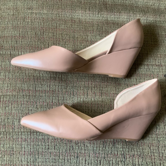 Kenneth Cole. Tan Wedges Like new - Picture 2 of 2